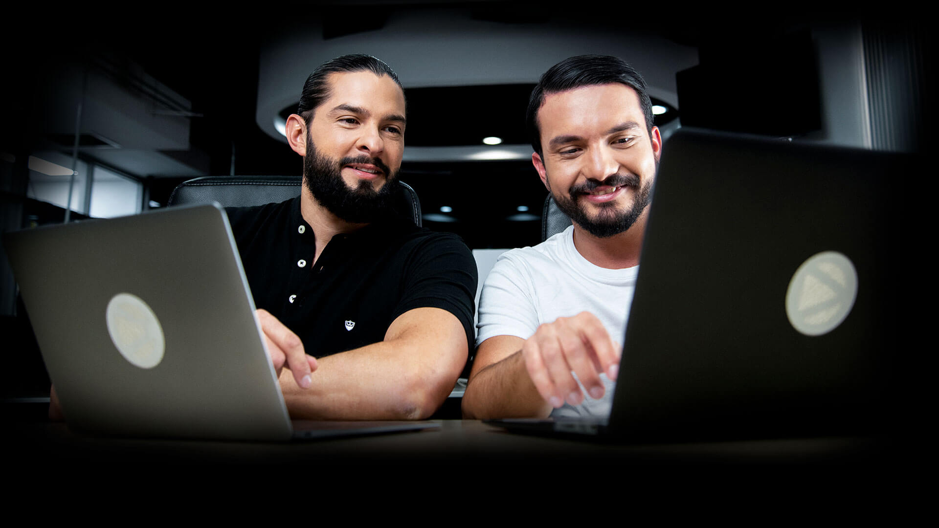 Two collaborators from Dnamic working with a laptop